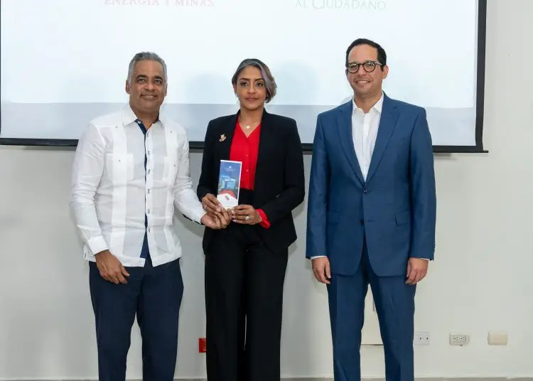 El documento le fue entregado, de manera simbólica a Johanna Duval, en representación de todos los ciudadanos dominicanos.