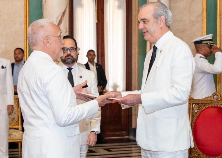 Abinader encabezó el acto oficial de acreditación en el Palacio Nacional junto a autoridades del Gobierno.