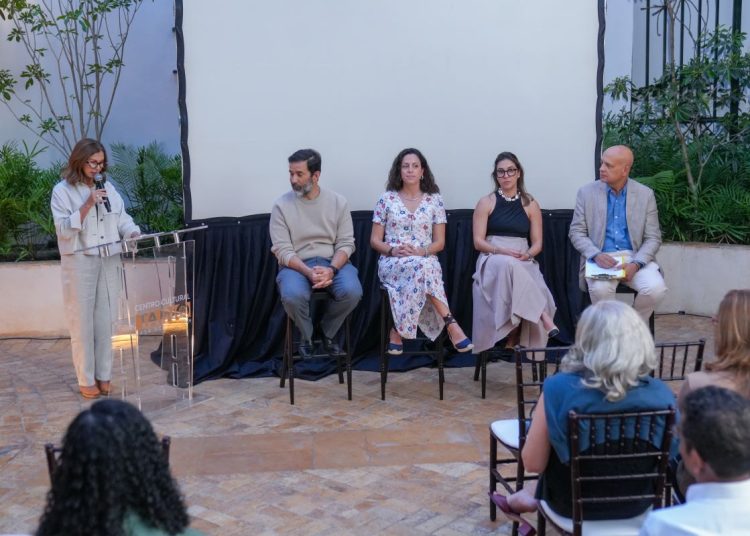Carmen Rita Cordero, Mario Dávalos, Mariana Rubio, Amalia Vega y José Enrique Delmonte, durante el panel sobre la producción del documental.