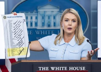 "Le has costado una fortuna a EE.UU. y sigues haciendo lo mismo. Deberías bajar mucho la tasa", dijo la portavoz de la Casa Blanca, Karoline Leavitt.