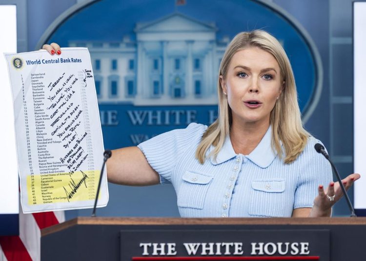 "Le has costado una fortuna a EE.UU. y sigues haciendo lo mismo. Deberías bajar mucho la tasa", dijo la portavoz de la Casa Blanca, Karoline Leavitt.