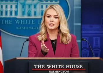 La medida podría afectar la ayuda destinada a las zonas devastadas por incendios en California e inundaciones en Carolina del Norte, regiones que Trump visitó la semana pasada y donde había prometido apoyo federal.