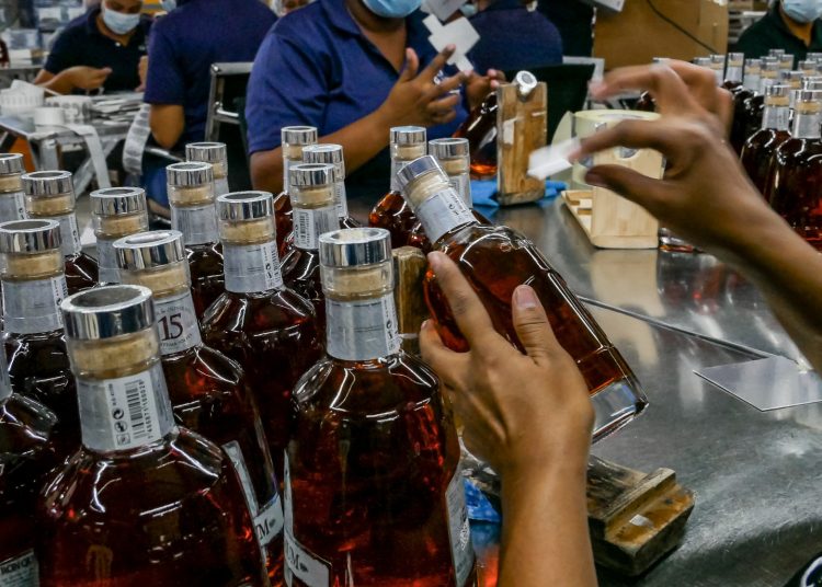 La ronera dominicana asegura está consciente de la importancia que tiene un talento humano motivado en la creación de ron premium, así como en el crecimiento de la empresa. Fuente externa.