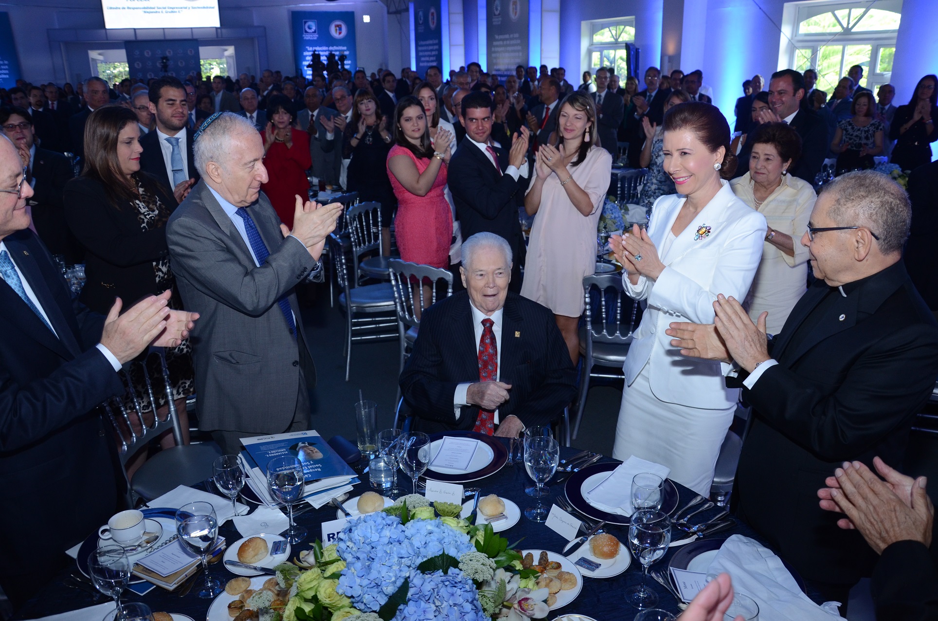 La Pontificia Universidad Católica Madre y Maestra (PUCMM) entregó un reconocimiento al presidente Ad Vitam y Consejero Emérito del Banco Popular Dominicano y del Grupo Popular, y presidente de la FundaciónPopular, señor Alejandro E. Grullón E.