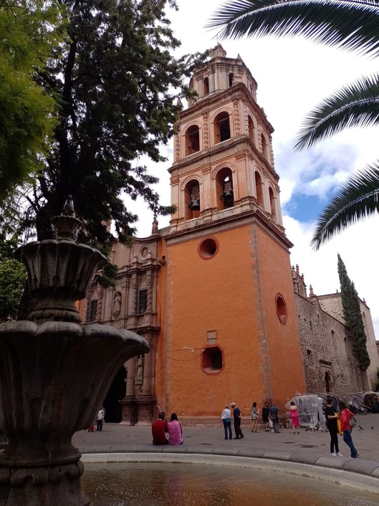 Los turistas encienden velas en la catedral.