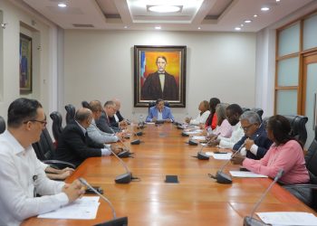 El encuentro fue encabezado por el presidente de la comisión, Francisco Javier Paulino.