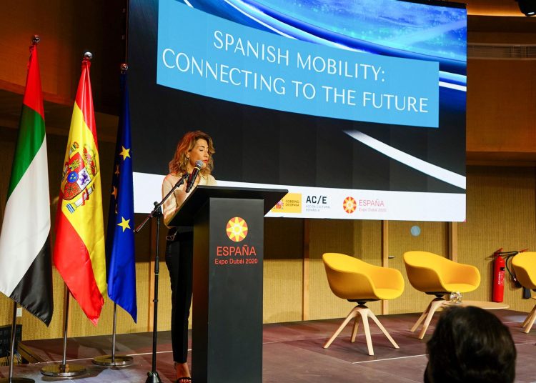 La ministra de Transportes, Movilidad y Agenda Urbana, Raquel Sánchez, interviene en una jornada sobre movilidad sostenible en el Pabellón de España en Expo Dubái 2020. | Iñigo Álvarez, EFE.