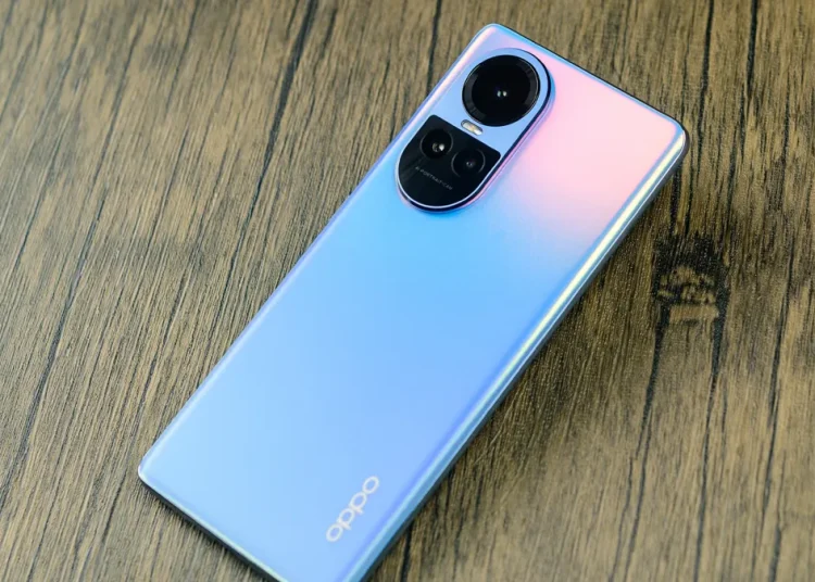 Celular OPPO.- Fuente externa.