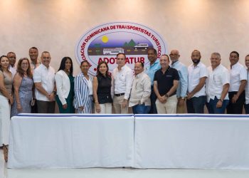El acuerdo busca promover la identidad dominicana y el acceso a experiencias educativas y culturales para estudiantes del sistema público.