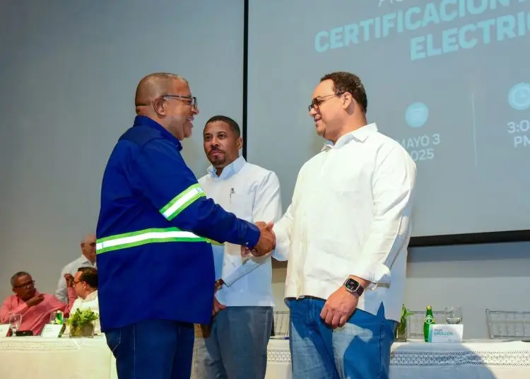 Más de 455 técnicos electricistas recibieron certificaciones y licencias.