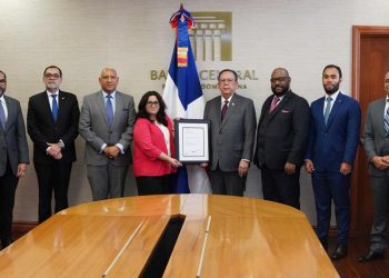 Valdez Albizu recibió el título que acredita la certificación bajo la norma ISO 27001:2022.