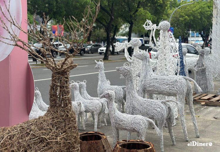 Los charamicos blancos en forma de venados representan la pureza y la luz de la Navidad.