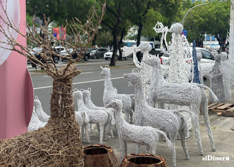 Los charamicos blancos en forma de venados representan la pureza y la luz de la Navidad.