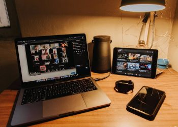 Según esta encuesta, la inteligencia artificial (IA) y la tecnología avanzada prometen transformar la vida cotidiana, o así lo entiede el 56%.