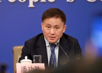 El banco central chino decidió también hoy reducir el coeficiente de reserva de depósitos de las instituciones financieras en 0.5 puntos porcentuales.