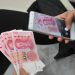 Ante esta situación, los hogares chinos, que ya tenían una de las tasas de ahorro más altas del mundo, están optando todavía más por la prudencia en el gasto.