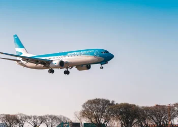 Actualmente, la línea de bandera del país, Aerolíneas Argentinas, es la única que mantiene rutas provinciales, que las empresas privadas no operan por su baja rentabilidad.