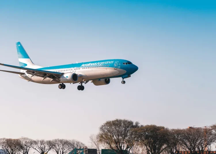 Actualmente, la línea de bandera del país, Aerolíneas Argentinas, es la única que mantiene rutas provinciales, que las empresas privadas no operan por su baja rentabilidad.
