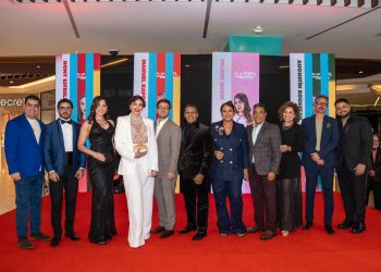 “De tal palo tal astilla” es una comedia familiar que mezcla el suspenso de una manera peculiar, tras desaparecerse un objeto valioso, se desata el caos.