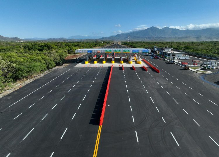 El gobernante manifestó que la nueva vía reducirá en aproximadamente una hora el tiempo de viaje entre Santo Domingo y Barahona.