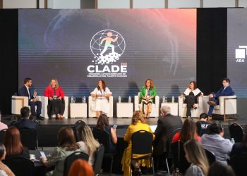 Panel de expertos bancarios en gestión humana.