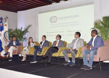 Ejecutivos de distintas organizaciones del sector financiero durante el Panel Promoviendo la Cultura de Riesgo.