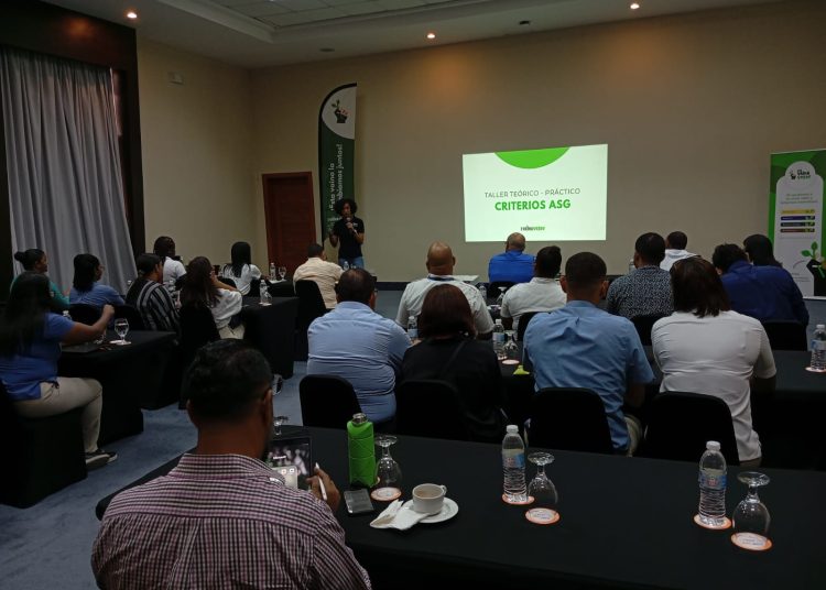 El taller fue organizado por el Clúster Turístico de La Romana Bayahibe, el Ministerio de Turismo y la ONG Una Vaina Verde.