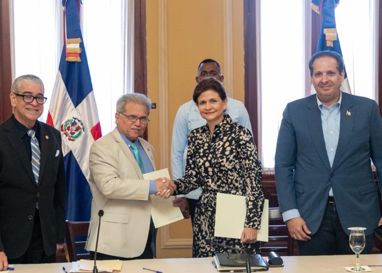 El pacto fue sellado en el Salón Verde del Palacio Nacional.