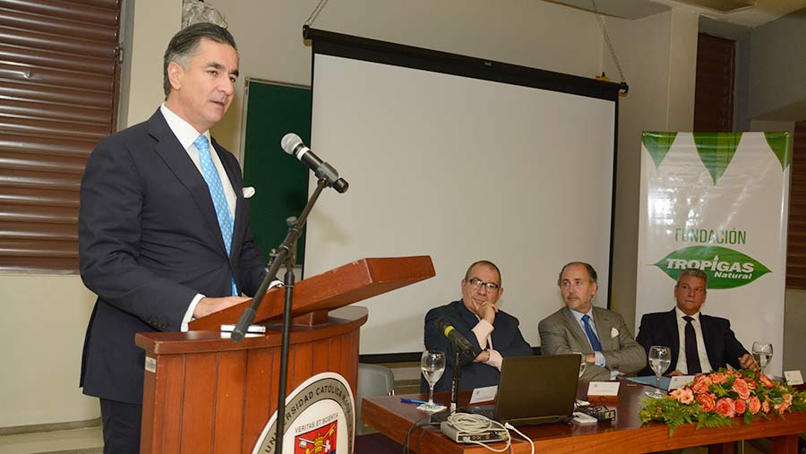 Carlos José Martí expone durante el seminario SOS Ozama.