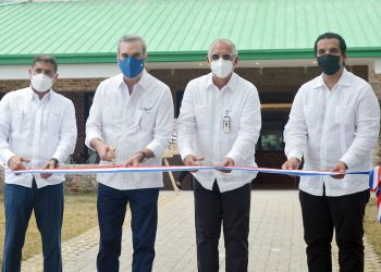 Corte de cinta inagural de Jaco Restaurant, en Villas Codevi, por Limber Cruz, el presidente Luis Abinader, Fernando Capellán y  Aníbal Capellán. | Lésther Álvarez