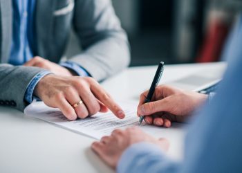 El proyecto de ley indica que se mantiene la jornada laboral en un máximo de 44 horas semanales con al menos 36 horas de descanso.