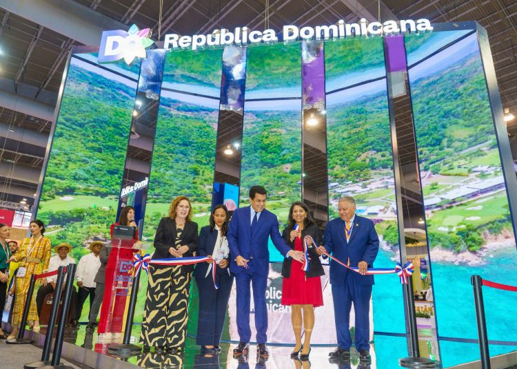 David Collado inaugura el espacio de RD junto al embajador en Ciudad de México, Juan Bolívar Diaz.
