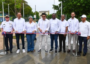 El proyecto incluye la reconstrucción de la cancha de baloncesto, la construcción de nuevas gradas, el remozamiento de la superficie y un sistema de iluminación deportiva para un mejor aprovechamiento del área.
