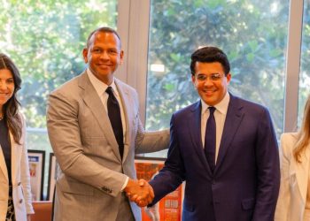 El ministro de Turismo, David Collado, acompañado del ex astro de Grandes Ligas, Alex Rodríguez.