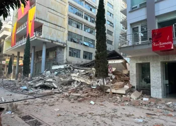 El sismo provocó daños en edificios, aeropuertos y otras infraestructuras.