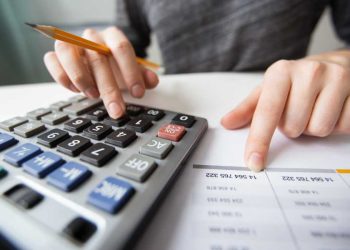 La Contraloría también recordó que esa meta, plasmada en el Presupuesto General de Colombia para este año, contrasta con la de US$64,478 millones establecida en el Marco Fiscal de Mediano Plazo 2024.