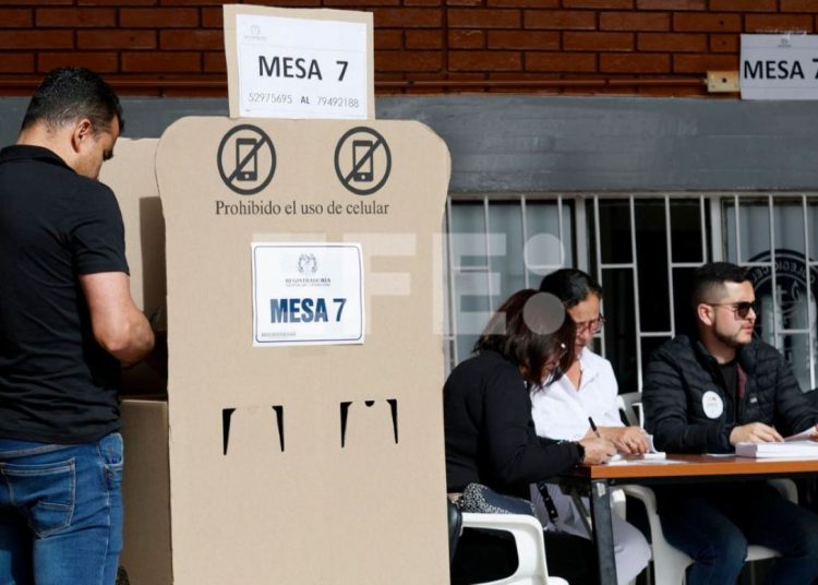 Las encuestas de intención de voto dan en primer lugar al abogado De la Espriella.
