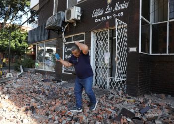 En Pereira, capital del departamento de Risaralda, numerosas edificaciones sufrieron importantes daños en su estructura.
