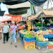 Estanterías de colmado con productos de consumo masivo afectados por alzas de precios.