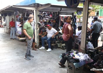Las calles y aceras de la avenida se mantienen limpias pero con pocas ventas en los módulos.