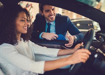 De acuerdo con Deloitte, antes de sacar nuevos vehículos de los concesionarios, es probable que los consumidores evalúen diversos factores.