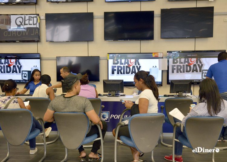Tienda de televisores en Black Friday.