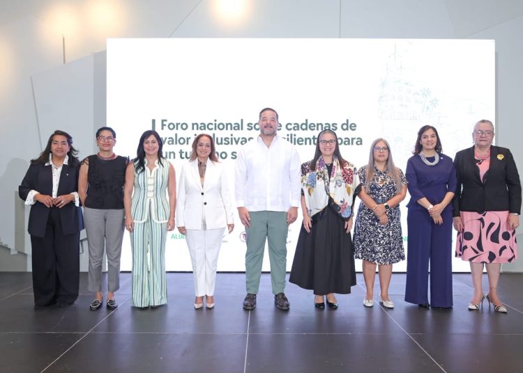 Foro reúne a actores públicos y privados que comparten sus experiencias para impulsar descarbonización, fortalecer red de proveedores locales y promover un modelo turístico más responsable y competitivo en RD.