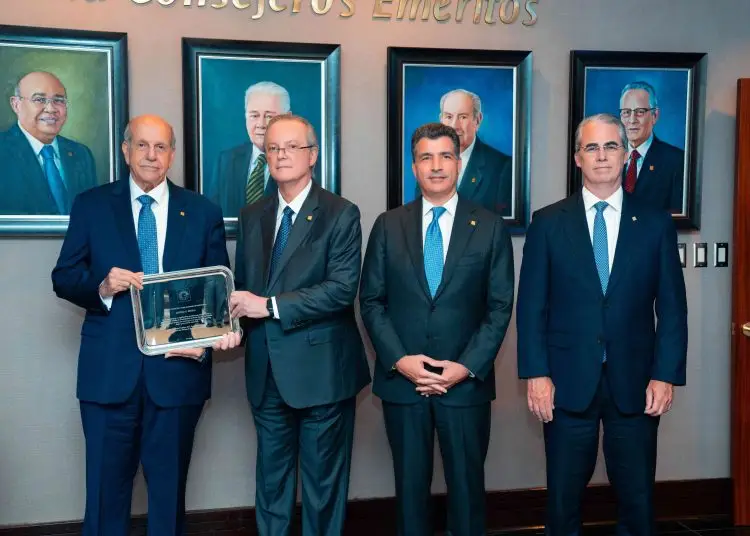 El reconocimiento como consejero emérito de los Consejos de Administración de Grupo Popular y Banco Popular Dominicano es el más alto honor que se concede en ambas empresas.