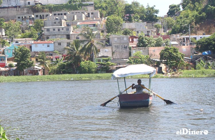 El transporte de pasajeros a ambos lados del río representa la vía más asequible