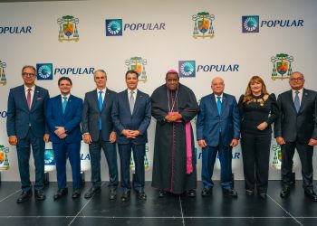 El obispo Castro Marte ofreció las palabras de bienvenida, donde destacó el aporte cultural e institucional realizado por la entidad bancaria.