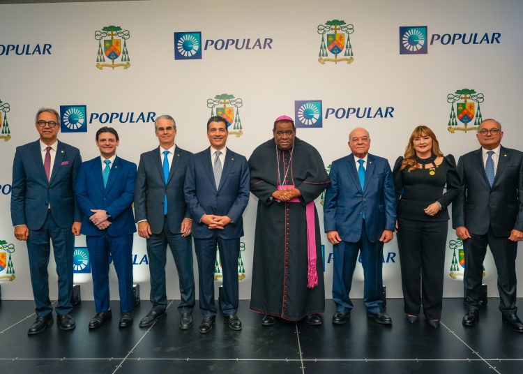 El obispo Castro Marte ofreció las palabras de bienvenida, donde destacó el aporte cultural e institucional realizado por la entidad bancaria.