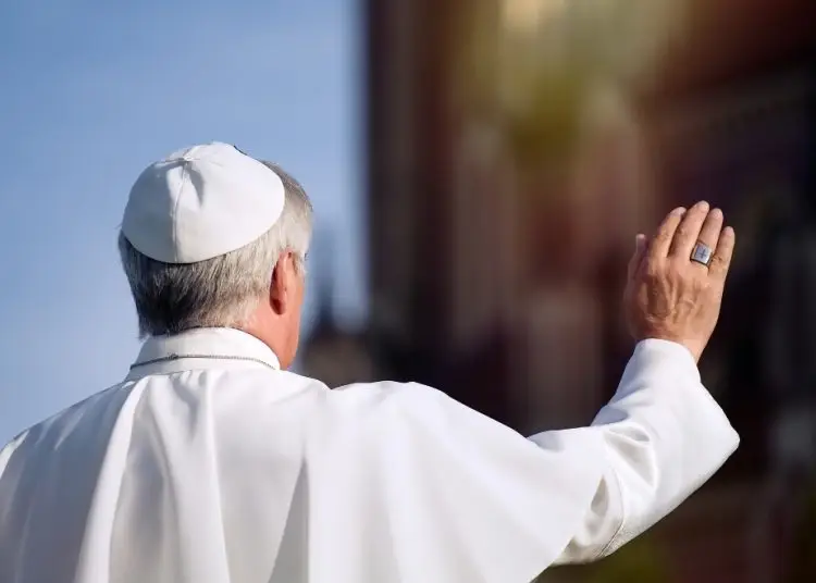 Si el cardenal electo acepta el cargo, se anuncia que hay papa nuevo una hora luego de la votación final. El nuevo vicario de Cristo puede optar por un nombre.  