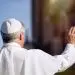 Si el cardenal electo acepta el cargo, se anuncia que hay papa nuevo una hora luego de la votación final. El nuevo vicario de Cristo puede optar por un nombre.  