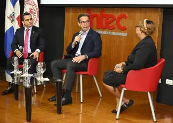 César Dargam, vicepresidente ejecutivo del Conep, destacó que el presupuesto del año 2025 proyecta ingresos que rondan el 16.4% del producto interno bruto (PIB), mientras que los egresos alcanzan un 19.4% del PIB.